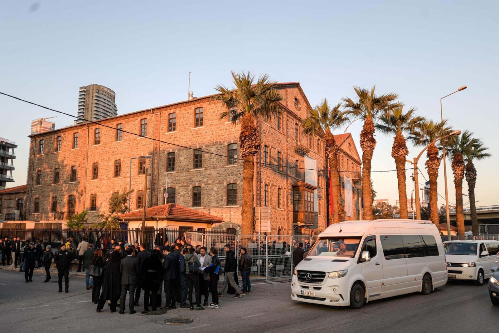 Yağmur ÖNGÜN/İZMİR, (DHA)- MÜLKİYETİ Vakıflar Genel Müdürlüğüne devredilen, İzmir Büyükşehir