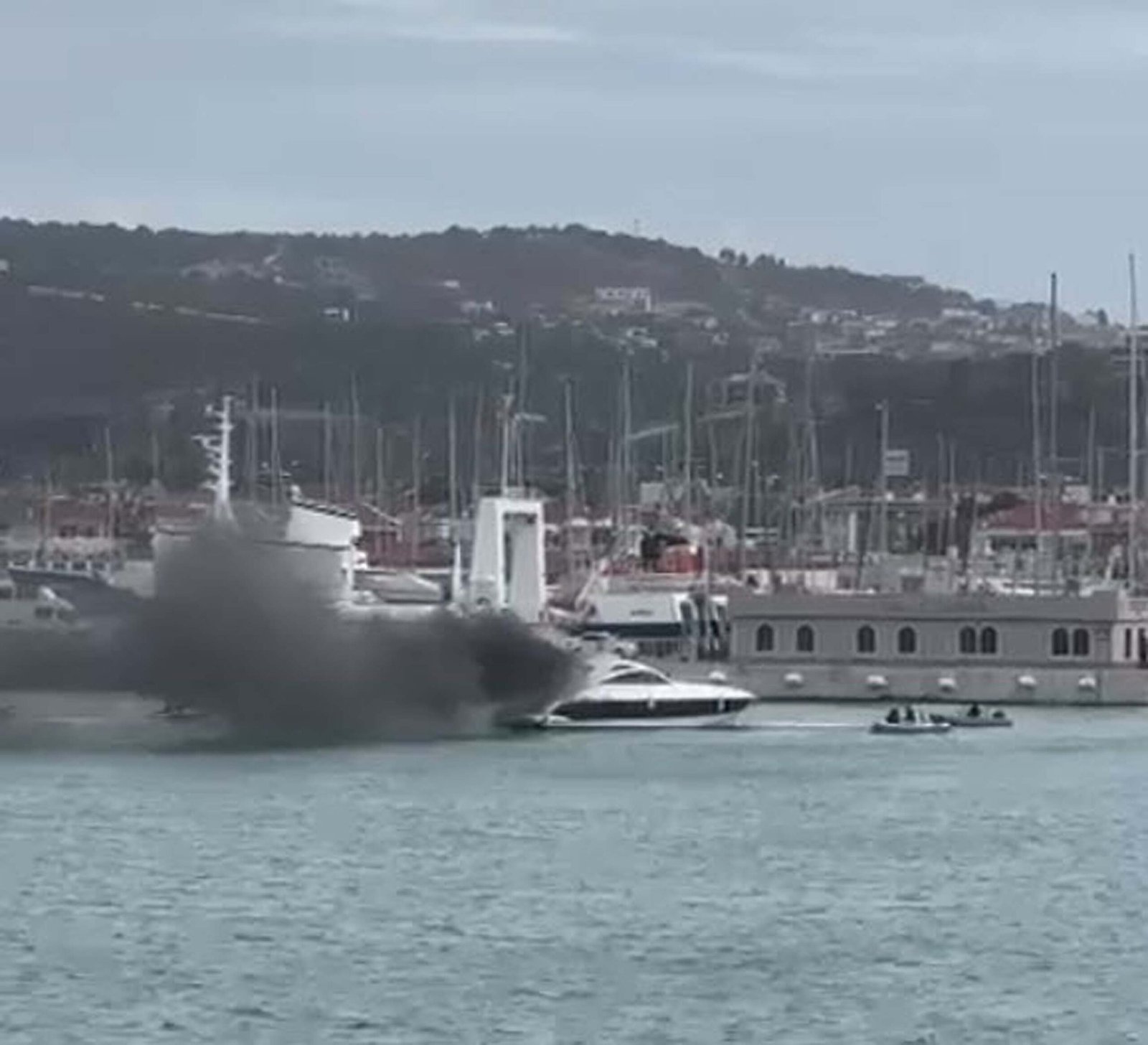 Kadir ÖZEN / İZMİR, (DHA)-İZMİR’in Çeşme ilçesinde, bir motoryatta çıkan