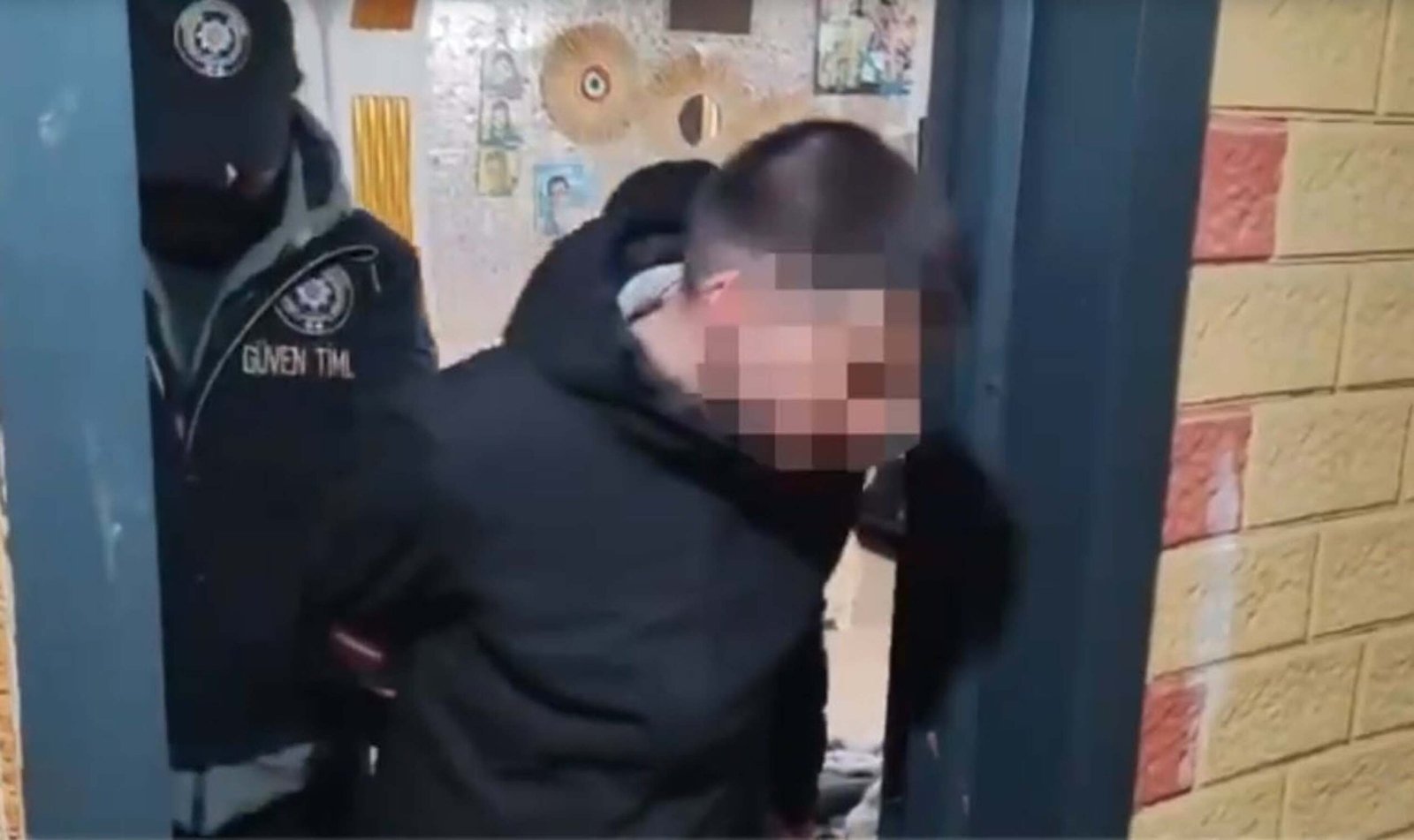 Kadir ÖZEN/ İZMİR, (DHA)- İZMİR’de, polisin evine düzenlediği operasyonda ruhsatsız