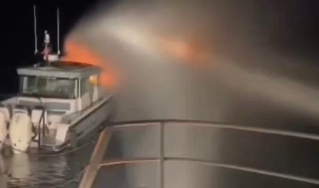 Mert ORDU/İSTANBUL,(DHA)-KADIKÖY'de, seyir halindeki teknede çıkan yangın, Kıyı Emniyeti Genel