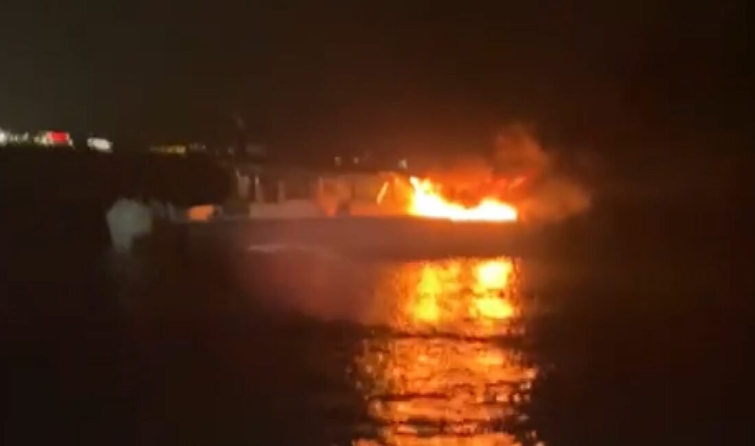 Kadıköy’de yangın çıkan tekneden tahliye anlarının görüntüleri ortaya çıktı İSTANBUL, (DHA)- KADIKÖY'de seyir halindeki teknede çıkan yangın, Kıyı Emniyeti