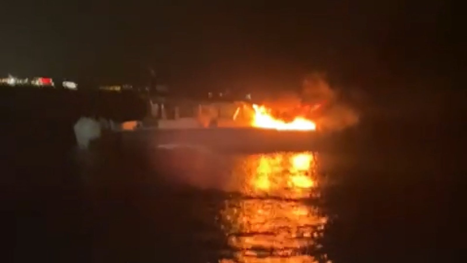 İSTANBUL, (DHA)- KADIKÖY'de seyir halindeki teknede çıkan yangın, Kıyı Emniyeti