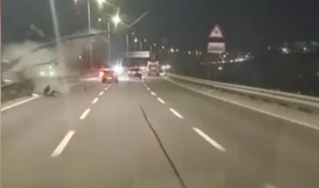 Kağıthane’de 2 otomobilin çarpışarak bariyere vurduğu anlar kamerada: 1 yaralı Mehmet Kaan KURT/İSTANBUL,(DHA)- KAĞITHANE’de, aynı yönde ilerleyen 2 otomobil çarpışırken,