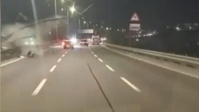 Mehmet Kaan KURT/İSTANBUL,(DHA)- KAĞITHANE’de, aynı yönde ilerleyen 2 otomobil çarpışırken,