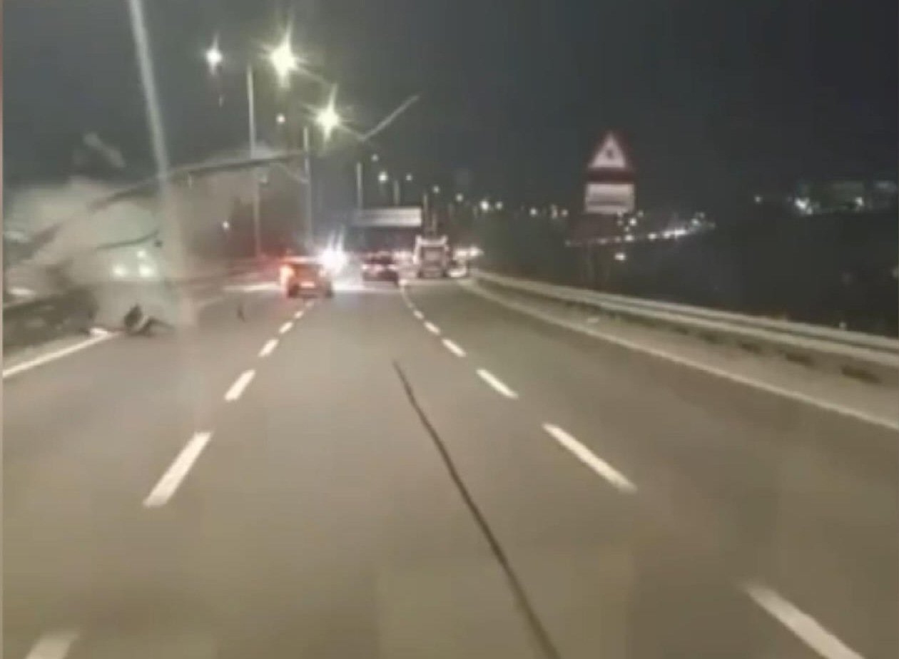 Mehmet Kaan KURT/İSTANBUL,(DHA)- KAĞITHANE’de, aynı yönde ilerleyen 2 otomobil çarpışırken,
