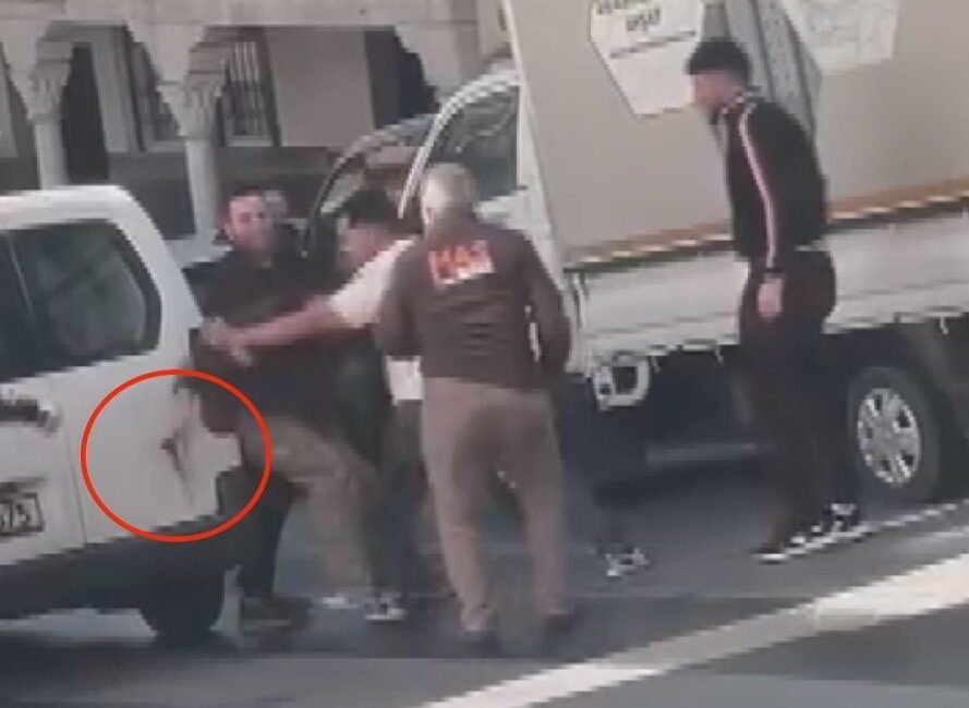 Kağıthane’de iki sürücünün bıçaklı yol verme kavgası kamerada İSTANBUL, (DHA)- KAĞITHANE’de trafikteki iki araç sürücüsü arasında çıkan ‘yol