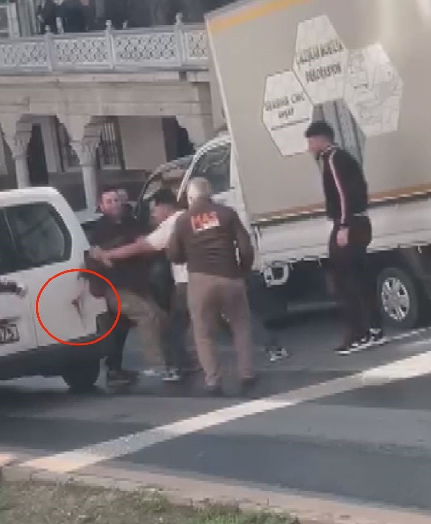 İSTANBUL, (DHA)- KAĞITHANE’de trafikteki iki araç sürücüsü arasında çıkan ‘yol