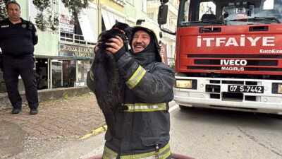Adem AKALAN/ANTALYA, (DHA)- ANTALYA'da bir apartman dairesinde çıkan yangında dumandan