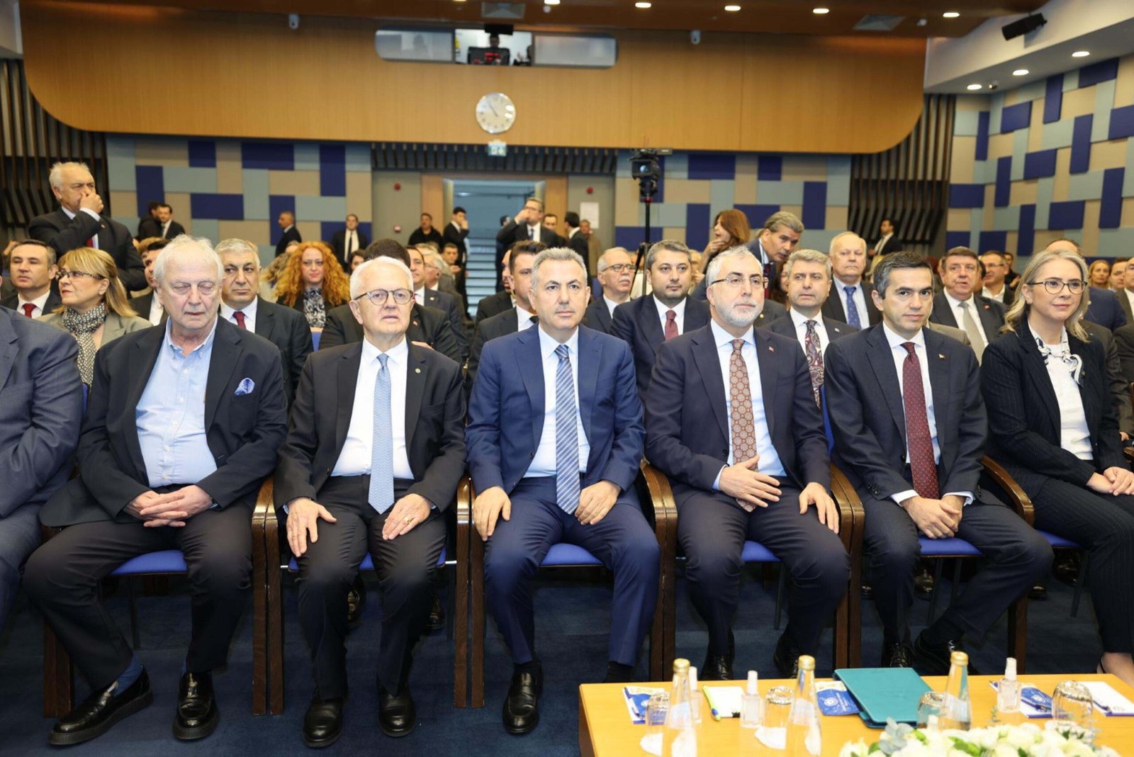 İZMİR, (DHA)- TÜRKİYE İşveren Sendikaları Konfederasyonu'nun (TİSK), Çalışma ve Sosyal