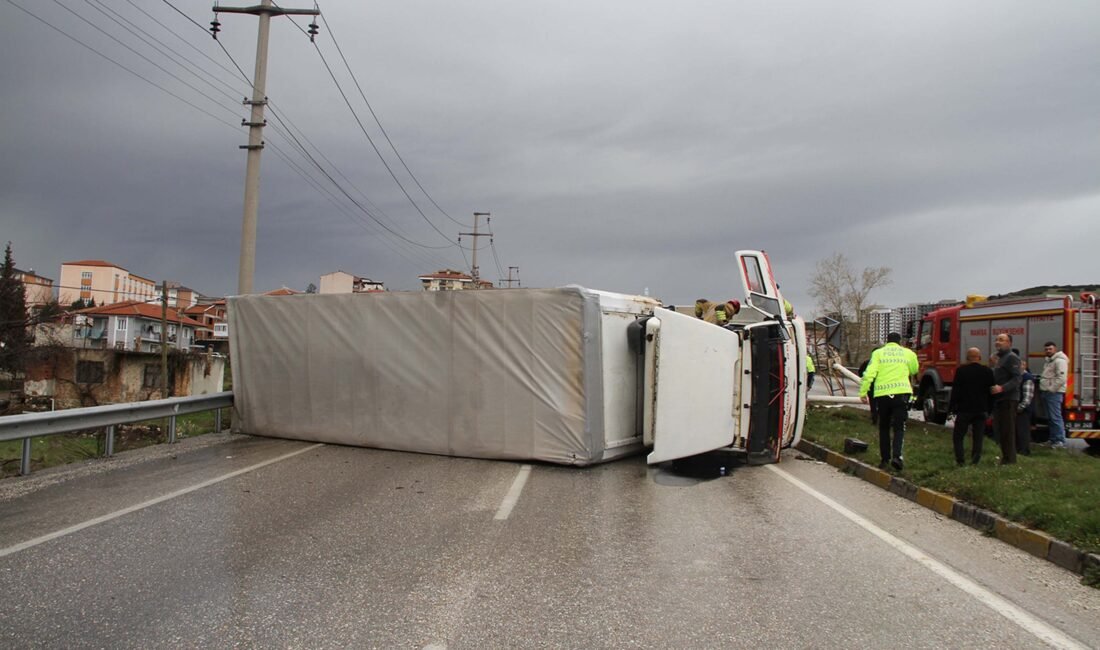 Hasan YİĞEN/KULA (Manisa), (DHA)- MANİSA'nın Kula ilçesinde, yağmur nedeniyle kayganlaşan