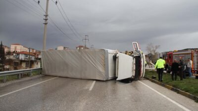 Hasan YİĞEN/KULA (Manisa), (DHA)- MANİSA'nın Kula ilçesinde, yağmur nedeniyle kayganlaşan
