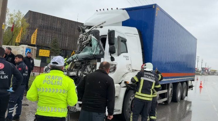 Halil Can ÖZEKER/ÇORUM, (DHA)- ÇORUM'da hafriyat kamyonuna arkadan çarpan kamyonda