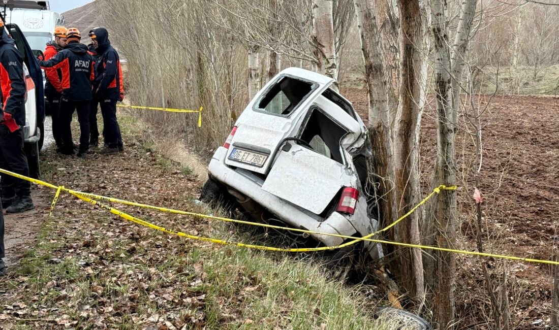 Kanser hastası babasını hastaneye götürürken kaza yaptı: 3 ölü Eraydın AYTEKİN/SİVAS, (DHA)- SİVAS’ta şarampole devrilen hafif ticari aracın sürücüsü