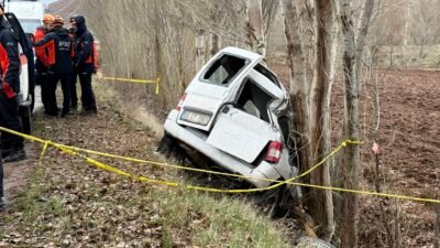Eraydın AYTEKİN/SİVAS, (DHA)- SİVAS’ta şarampole devrilen hafif ticari aracın sürücüsü