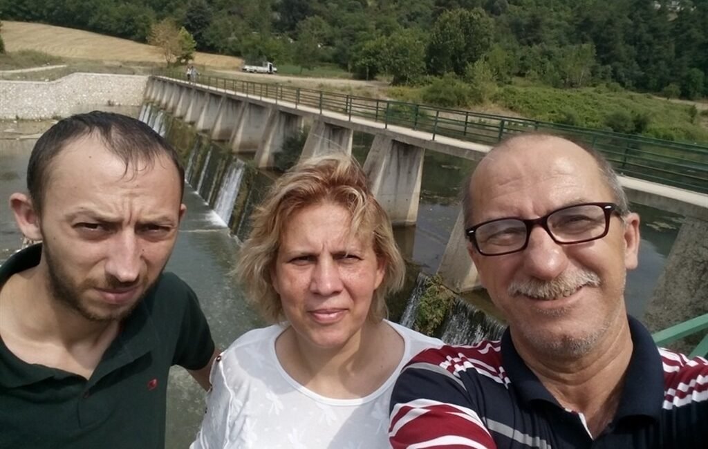 Kar maskesiyle hırsızlık yapıp iş yeri sahibinin oğlunu öldüren sanığa ‘iyi hal’ indirimiyle 25 yıl hapis Mehmet İNAN/BURSA, (DHA)- BURSA'da kar maskesi takarak girdiği tekel bayisinden