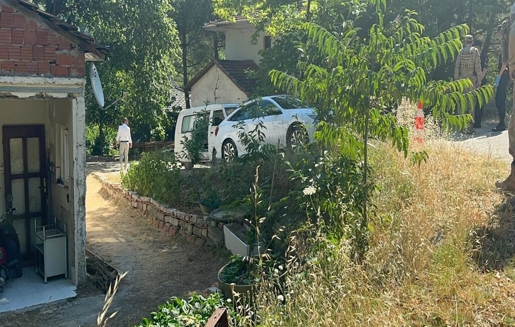 Kardeşini 5 el ateş edip öldüren sanık ‘kasıt yok’ dedi; ağırlaştırılmış müebbede çarptırıldı Zehra BAYKAL/YALOVA, (DHA)- YALOVA’da miras nedeniyle husumetli olduğu kardeşi Hızır