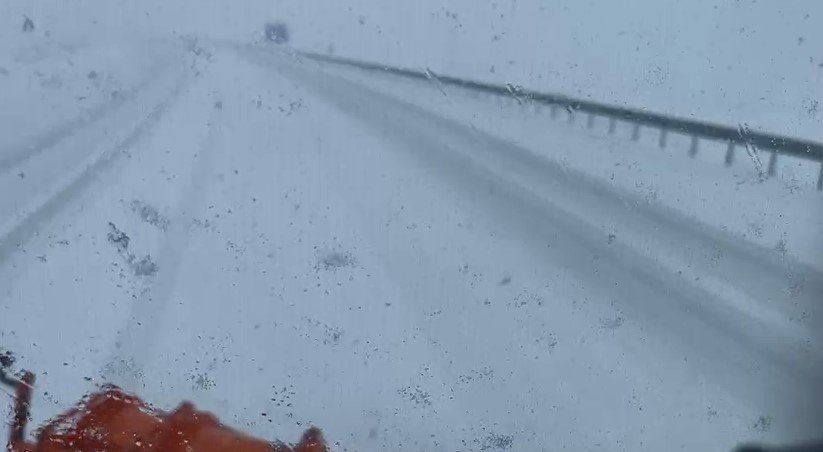 Karlıova’da kar yağışı (2) ŞEHİRLER ARASI YOLLARDA ÇALIŞMA BAŞLATILDI Bingöl'ün yüksek kesimlerinde sabah saatlerinde