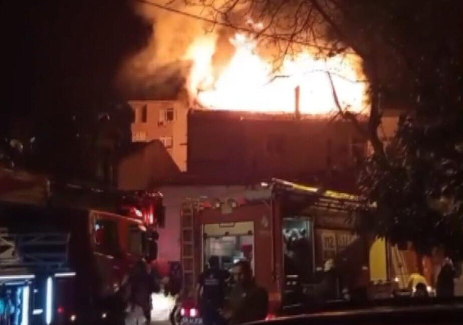 Mehmet Kaan KURT/İSTANBUL,(DHA)- KARTAL’da, 3 katlı binanın çatısı alev alev