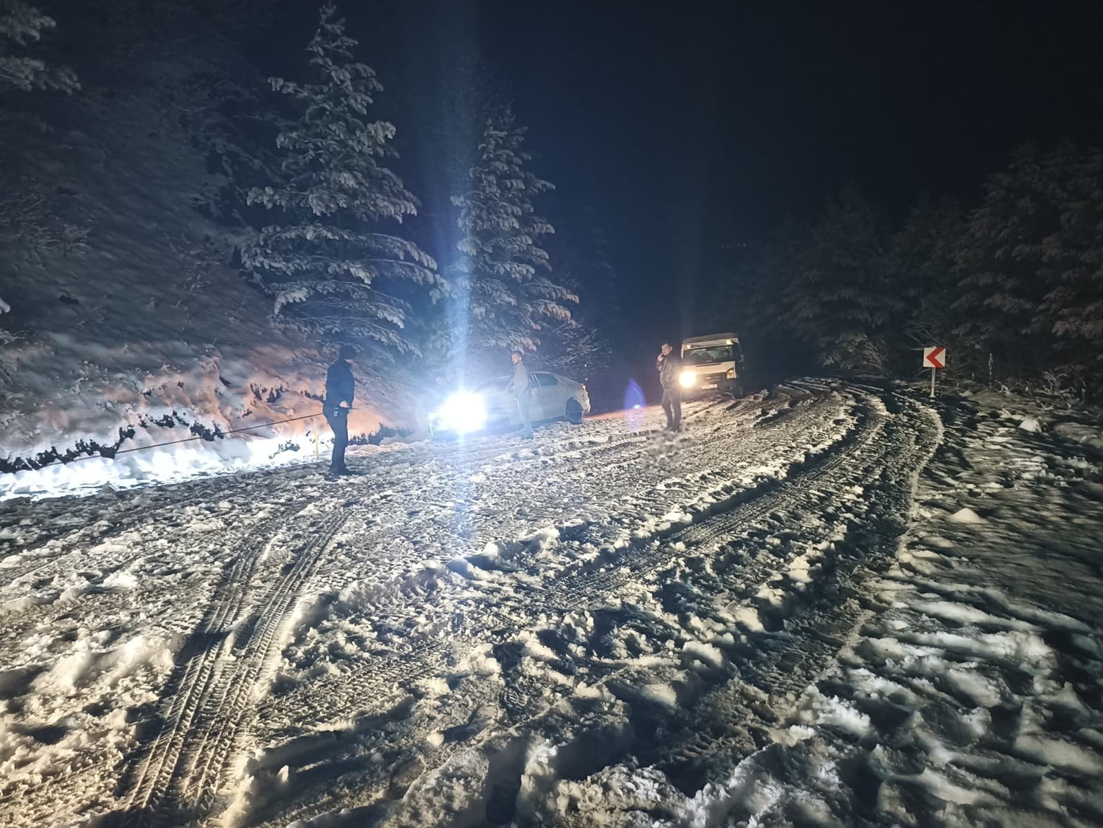 Bünyamin KARACAN/ KASTAMONU, (DHA)- KASTAMONU’da hava sıcaklığının düşmesiyle birlikte kar