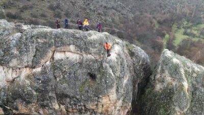 Yıldırım ŞİMŞEK/ŞARKIŞLA (Sivas), (DHA)- SİVAS'ın Şarkışla ilçesinde kayalıklarda mahsur kalan