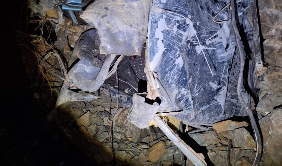 Cahit ÖZÇELİK/ MALATYA, (DHA)- MALATYA’nın Kale ilçesinde uçuruma devrilen otomobilde