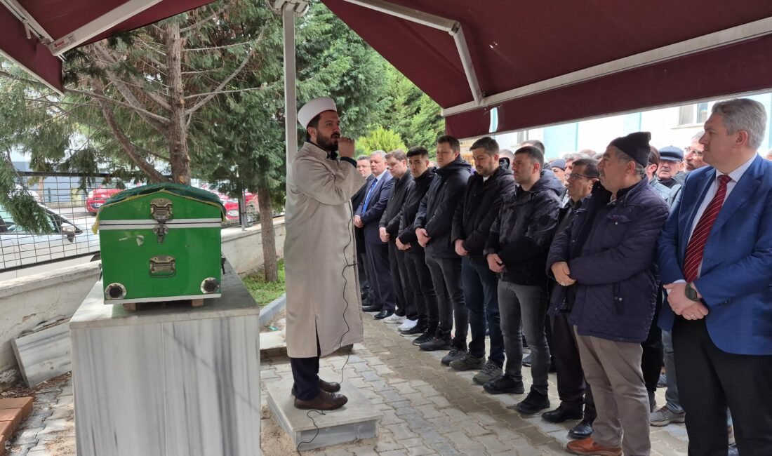 Kaymakamın makam aracı ile çarpışan otomobilin sürücüsü toprağa verildi ESKİŞEHİR, (DHA)- ESKİŞEHİR'de Günyüzü Kaymakamı Muhammed Raşit Kurt'un makam aracı