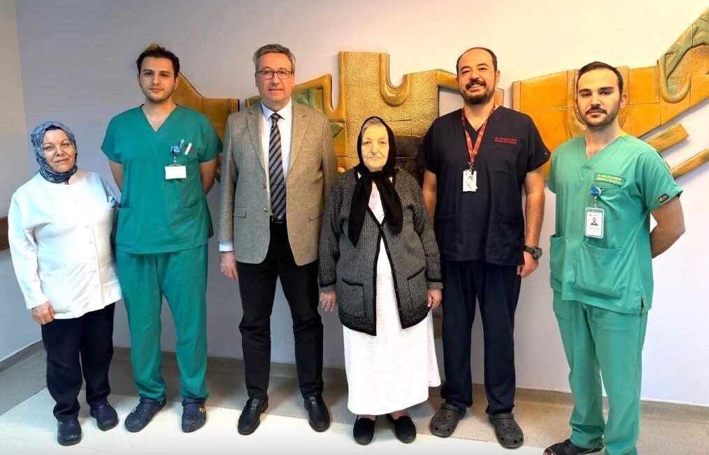 Kayseri’de 72 yaşındaki hastanın kalça çevresinden 3,7 kiloluk tümör çıkarıldı Samed Aydın SUN/KAYSERİ, (DHA)- ERCİYES Üniversitesi (ERÜ) Tıp Fakültesi Ortopedi