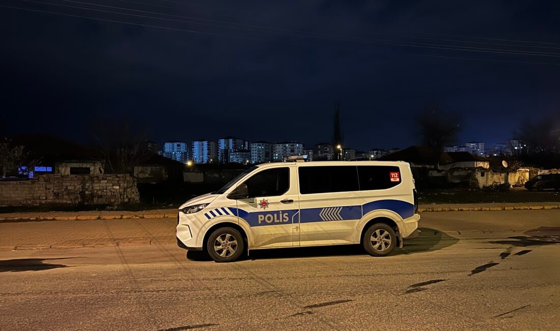 Kayseri’de iki grup arasındaki bıçaklı kavgada 2 kardeş yaralandı Furkan KAVUKLU/ KAYSERİ, (DHA)- KAYSERİ’de iki grup arasında çıkan bıçaklı