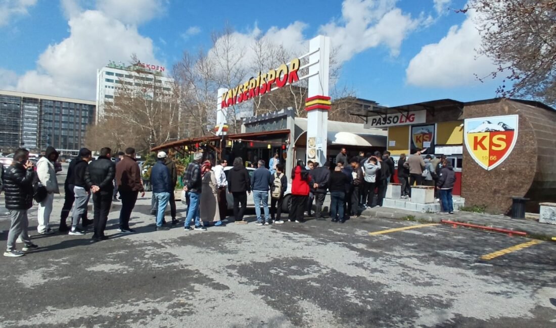 Kayserispor taraftarlarından Fenerbahçe maçının biletlerine büyük ilgi Öykü GENÇ / KAYSERİ,(DHA)- SÜPER Lig'in 29'uncu haftasında sahasında Fenerbahçe'yi