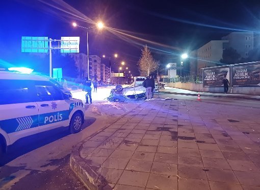 Halil Can ÖZEKER/ÇORUM, (DHA)- ÇORUM'da otomobile arkadan çarpıp takla atan