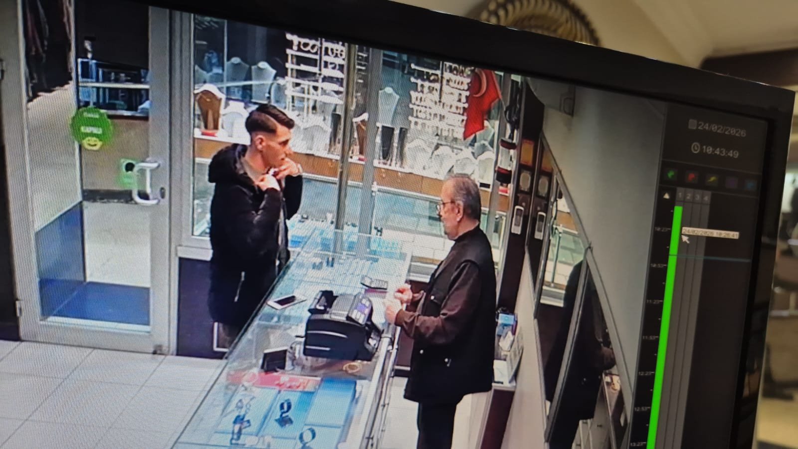 Öznur GÜNEŞ/ZONGULDAK, (DHA)- ZONGULDAK'ın Ereğli ilçesinde girdiği kuyumcu dükkanında tabancasını