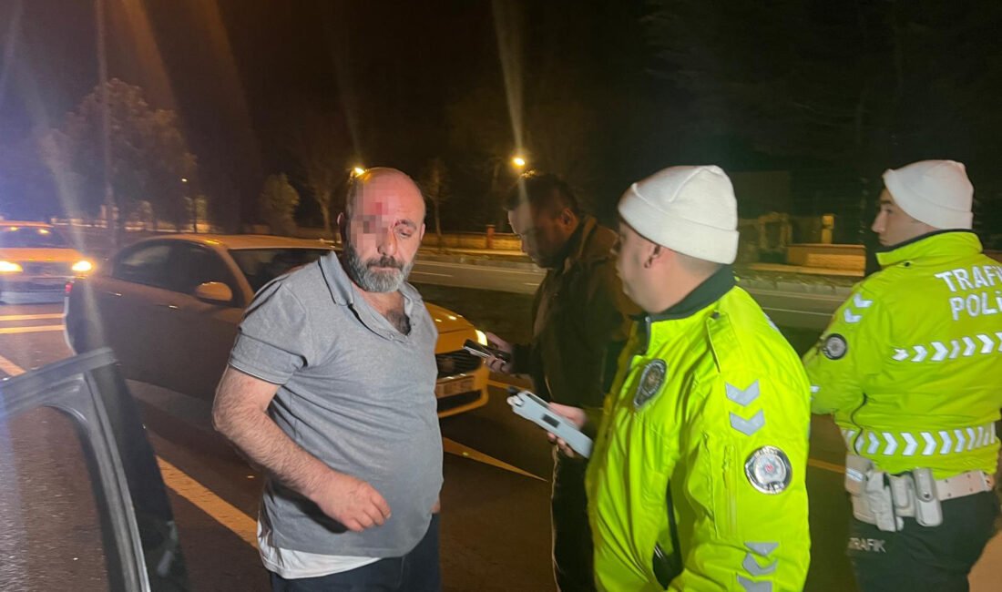 Ahmet KORKMAZER/ NEVŞEHİR, (DHA)- NEVŞEHİR’de kırmızı ışıkta bekleyen otomobile çarpan