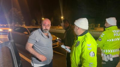 Ahmet KORKMAZER/ NEVŞEHİR, (DHA)- NEVŞEHİR’de kırmızı ışıkta bekleyen otomobile çarpan