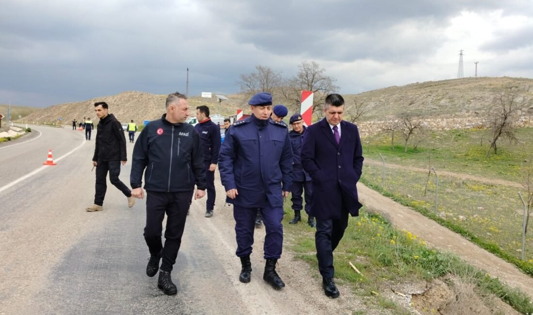 Fahrettin TOKER/KIRŞEHİR, (DHA)- KIRŞEHİR'in Mucur ilçesinde taksi ile Kesikköprü mevkisine