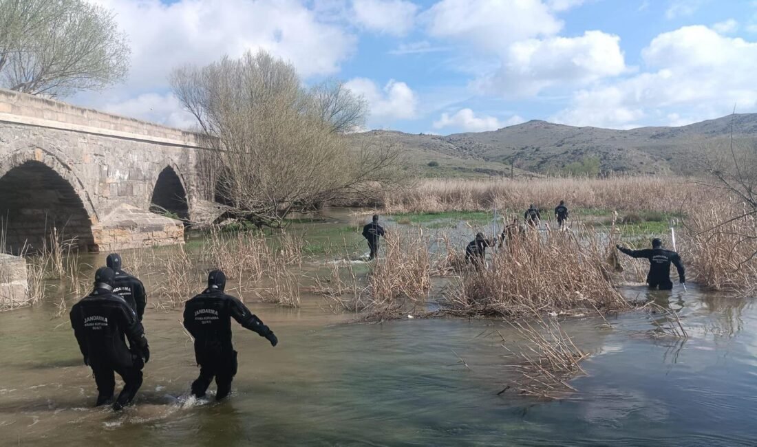 Kırşehir’de kayıp Ramazan için 4 bin 700 dekar alan tarandı Fahrettin TOKER/KIRŞEHİR, (DHA)- KIRŞEHİR'in Mucur ilçesinde 4 gündür kendisinden haber