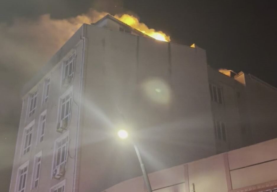 Küçükçekmece’de 5 katlı otelin teras katında yangın; 2 kişi dumandan etkilendi Soner HASIRCIOĞLU/İSTANBUL, (DHA)- KÜÇÜKÇEKMECE'de 5 katlı otelin teras katında çıkan
