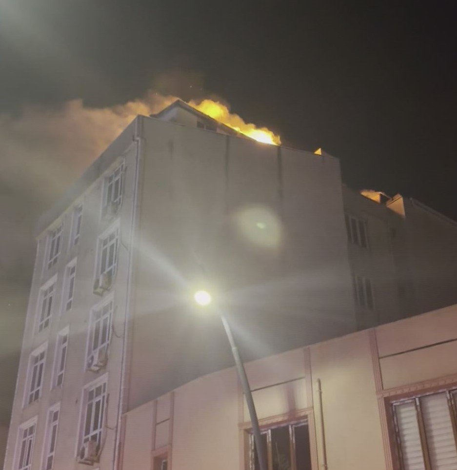 Soner HASIRCIOĞLU/İSTANBUL, (DHA)- KÜÇÜKÇEKMECE'de 5 katlı otelin teras katında çıkan