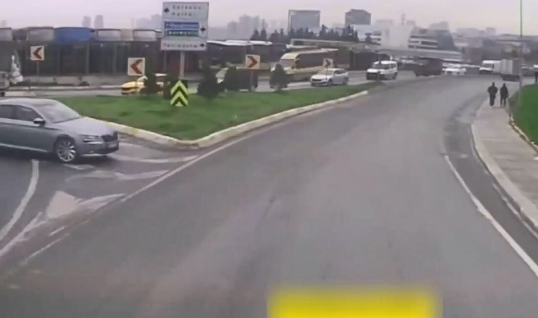 Emre KURT/İSTANBUL,(DHA) - KÜÇÜKCEKMECE'de trafikte aracıyla ters şeritten ilerleyen sürücü