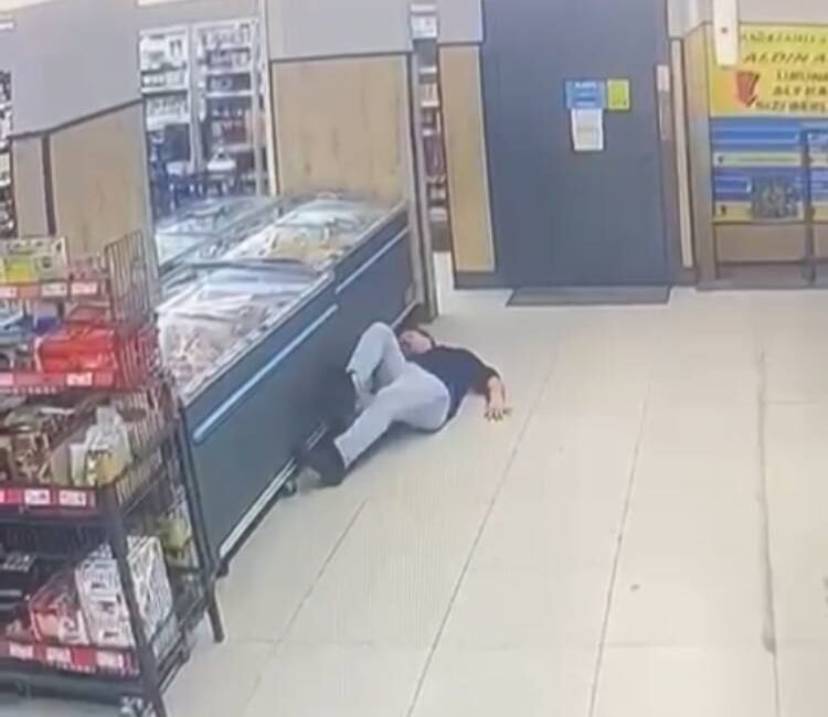 Küçükçekmece’de kendilerinden şüphelenen market çalışanına yumruk atıp kaçtılar Baran AKKAYA-Altunay TUGA/İSTANBUL,(DHA)-KÜÇÜKÇEKMECE’de zincir markete gelen 2 kişiden biri, kendilerinden