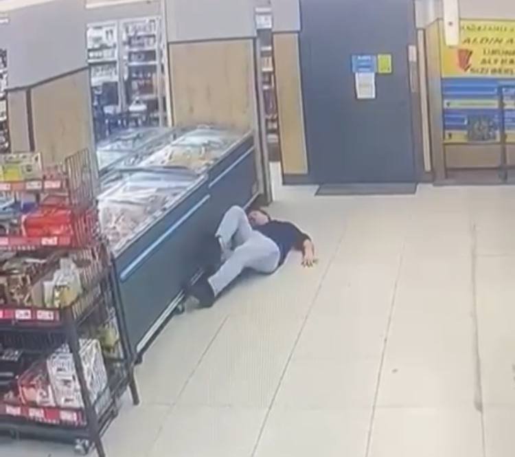 Baran AKKAYA-Altunay TUGA/İSTANBUL,(DHA)-KÜÇÜKÇEKMECE’de zincir markete gelen 2 kişiden biri, kendilerinden