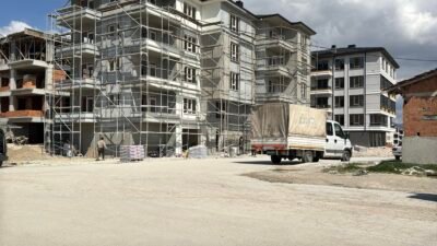 Oğuzhan KILIÇ/KÜTAHYA, (DHA)- KÜTAHYA’da 4 katlı binanın dış cephesi için