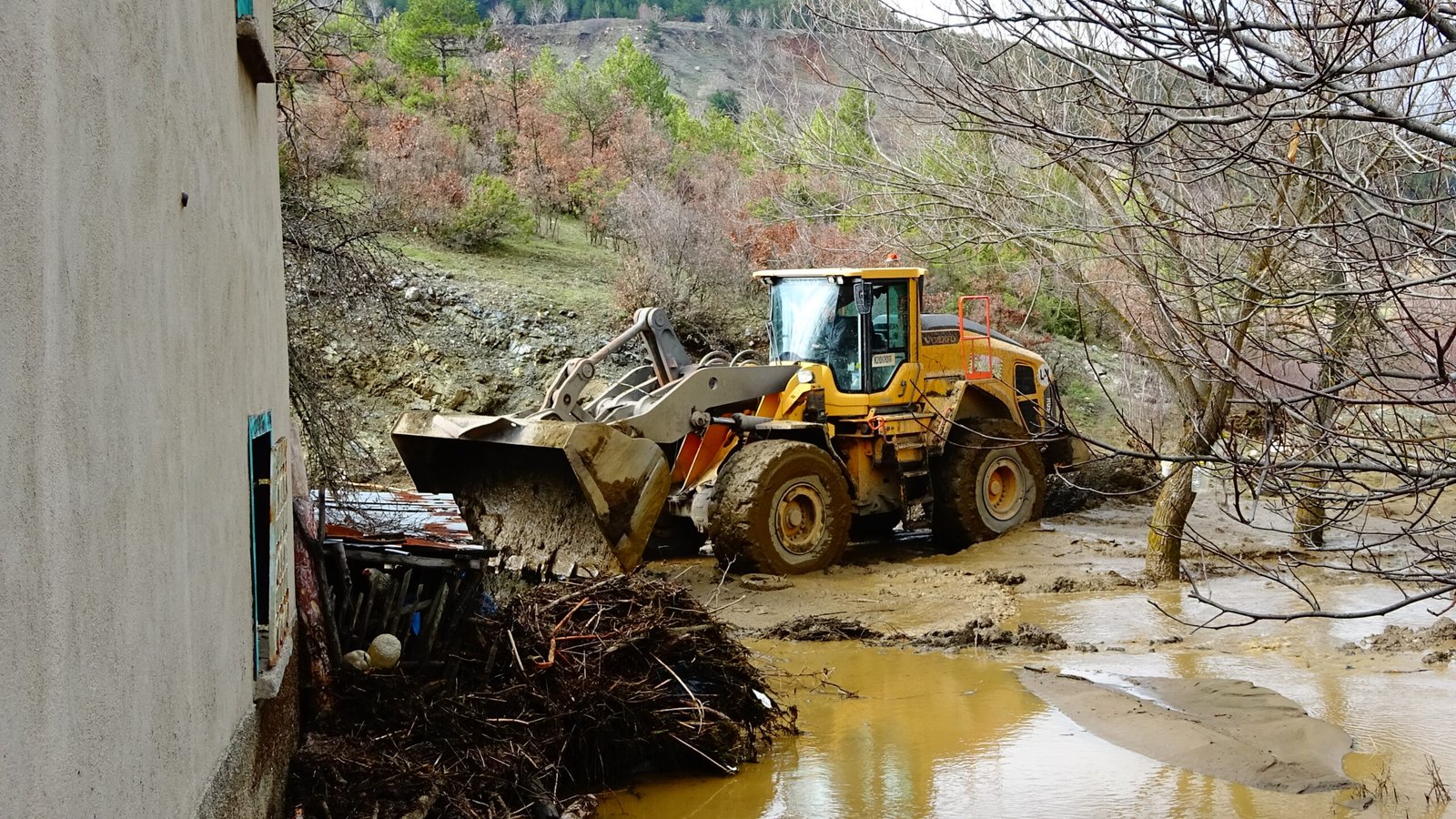 Tuna İŞLEYEN/ TAVŞANLI(Kütahya), (DHA)- KÜTAHYA’nın Tavşanlı ilçesinde Tunçbilek kömür sahası