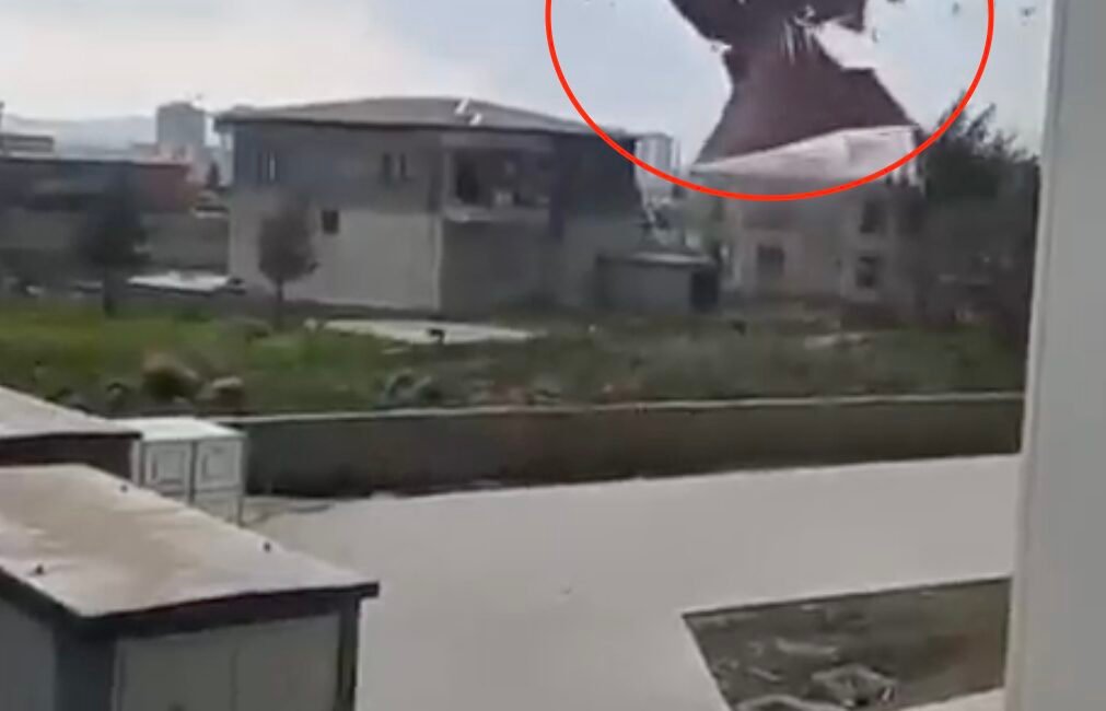 Hüseyin İÇLİ- Seyfettin EKEN/ DİYARBAKIR, (DHA)- DİYARBAKIR’da kuvvetli rüzgar nedeniyle