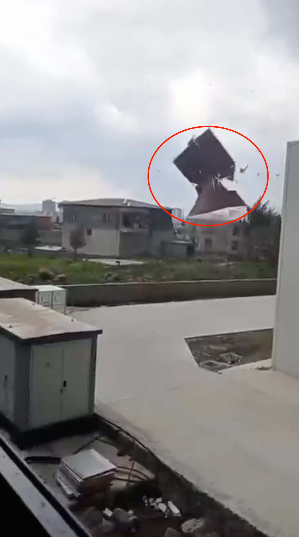 Hüseyin İÇLİ- Seyfettin EKEN/ DİYARBAKIR, (DHA)- DİYARBAKIR’da kuvvetli rüzgar nedeniyle