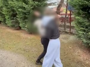 Mutlu YUCA/BOLU, (DHA)- BOLU’da parkta lise öğrencisi iki kız yumruk