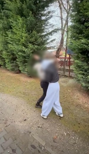 Mutlu YUCA/BOLU, (DHA)- BOLU’da parkta lise öğrencisi iki kız yumruk