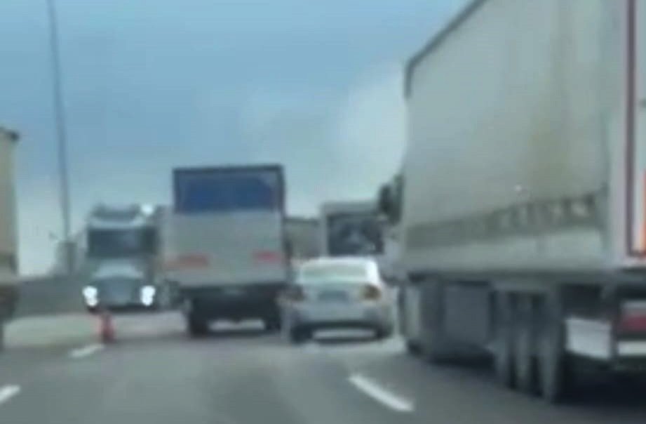 Kadir ÇELİK/NURDAĞI (Gaziantep), (DHA)- GAZİANTEP’in Nurdağı ilçesinde, trafikte otomobiliyle otoyolda