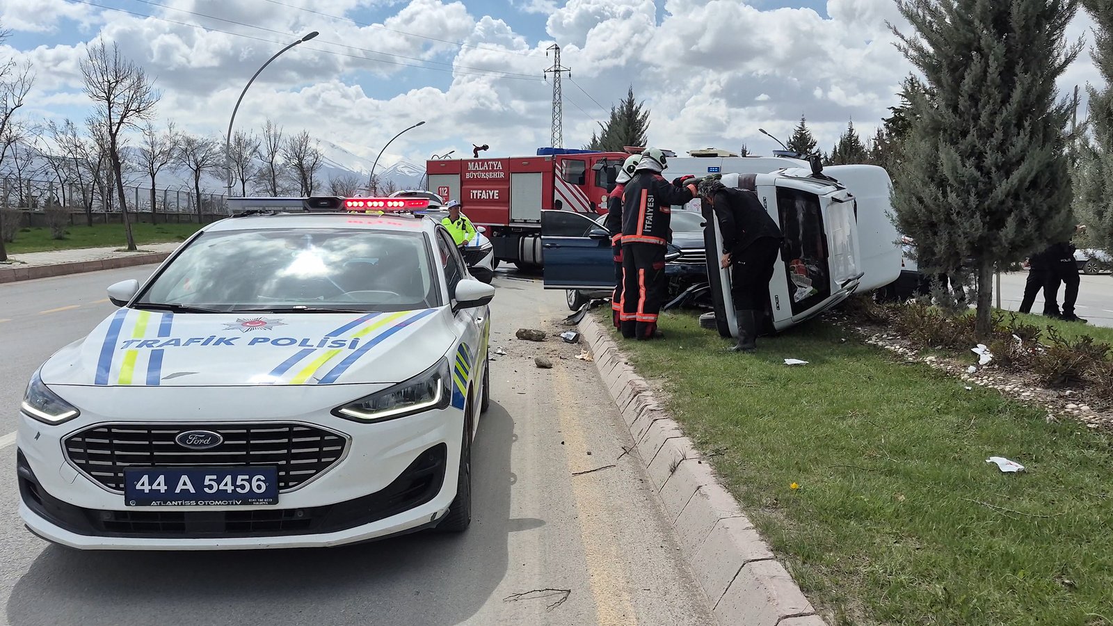 Recep BAĞDAT/MALATYA, (DHA)- MALATYA'nın Yeşilyurt ilçesinde hafif ticari araç ile
