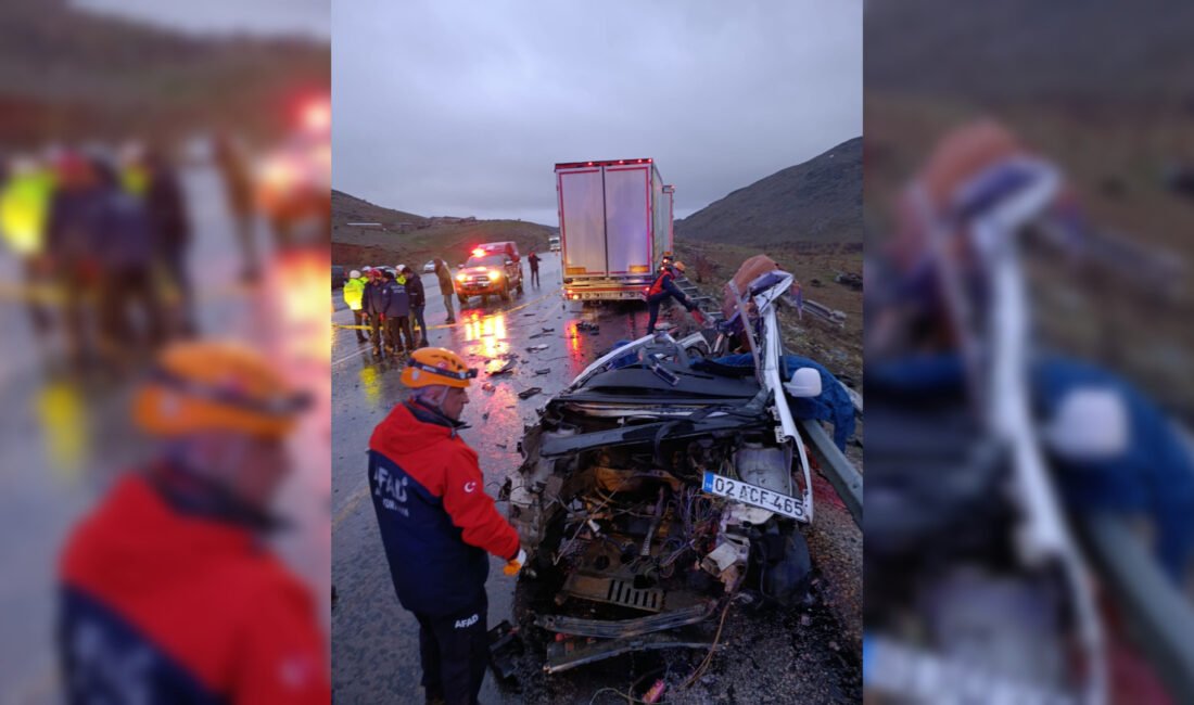 KİMLİKLERİ BELİRLENDİ Malatya'da otomobil ile TIR'ın kafa kafaya çarpıştığı kazada