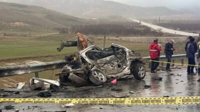 Kadir AYDIN/ MALATYA, (DHA)- MALATYA'nın Doğanşehir ilçesinde TIR ile otomobilin